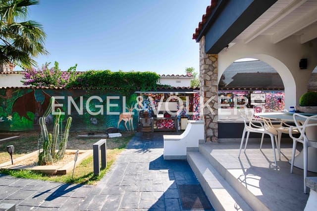 4 soverom Villa til salgs i Empuriabrava, Castelló d'Empúries med svømmebasseng garasje - € 950 000 (Ref: 9074554)