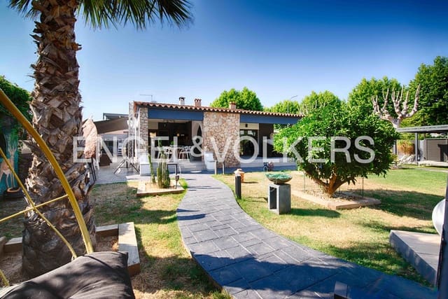 4 soverom Villa til salgs i Empuriabrava, Castelló d'Empúries med svømmebasseng garasje - € 950 000 (Ref: 9074554)