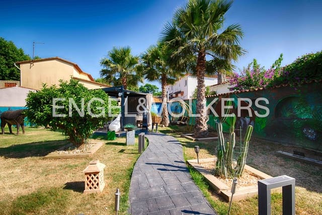 4 soverom Villa til salgs i Empuriabrava, Castelló d'Empúries med svømmebasseng garasje - € 950 000 (Ref: 9074554)