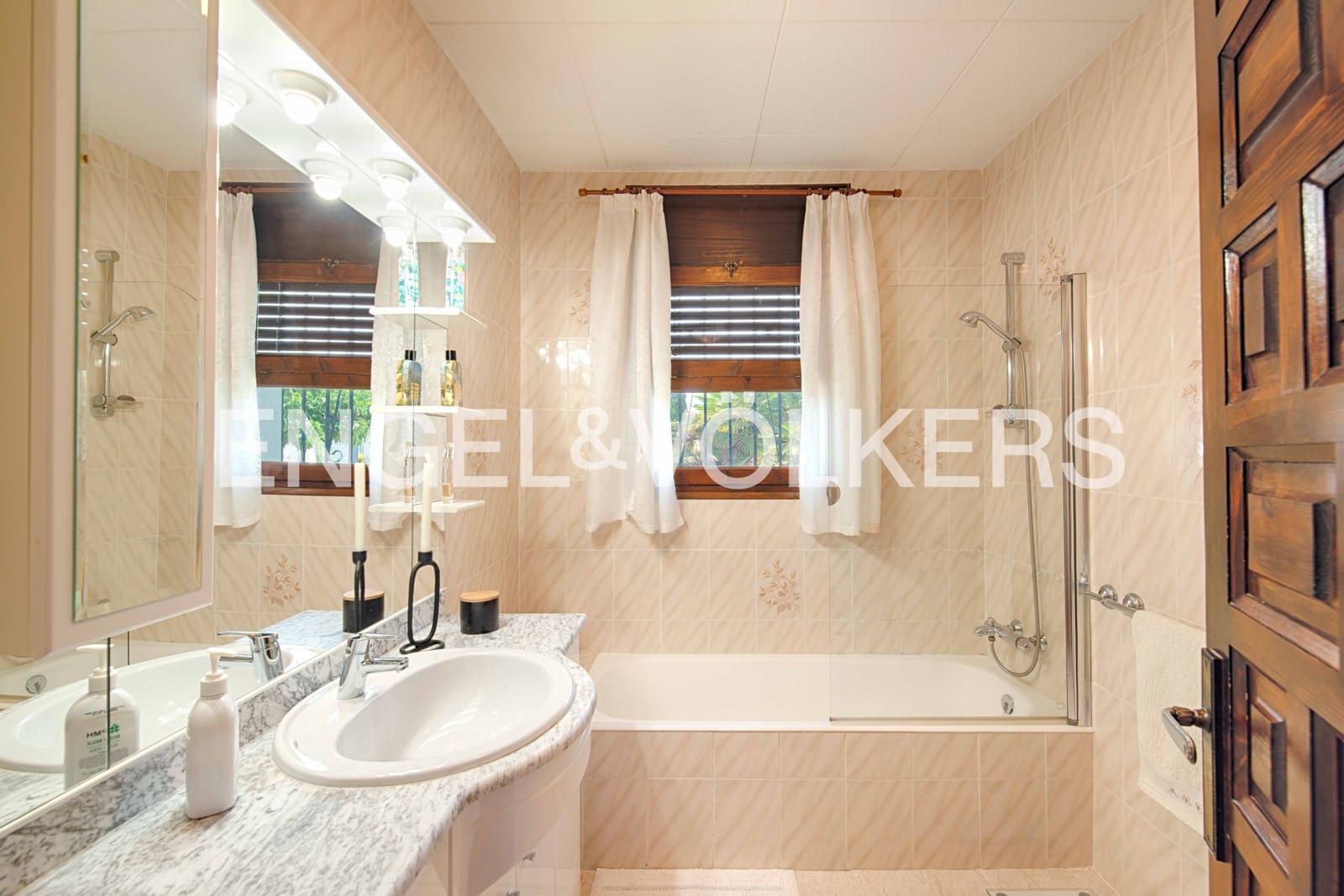 3 soveværelse Villa til salg i Empuriabrava med swimmingpool garage - € 1.950.000 (Ref: 9109410)