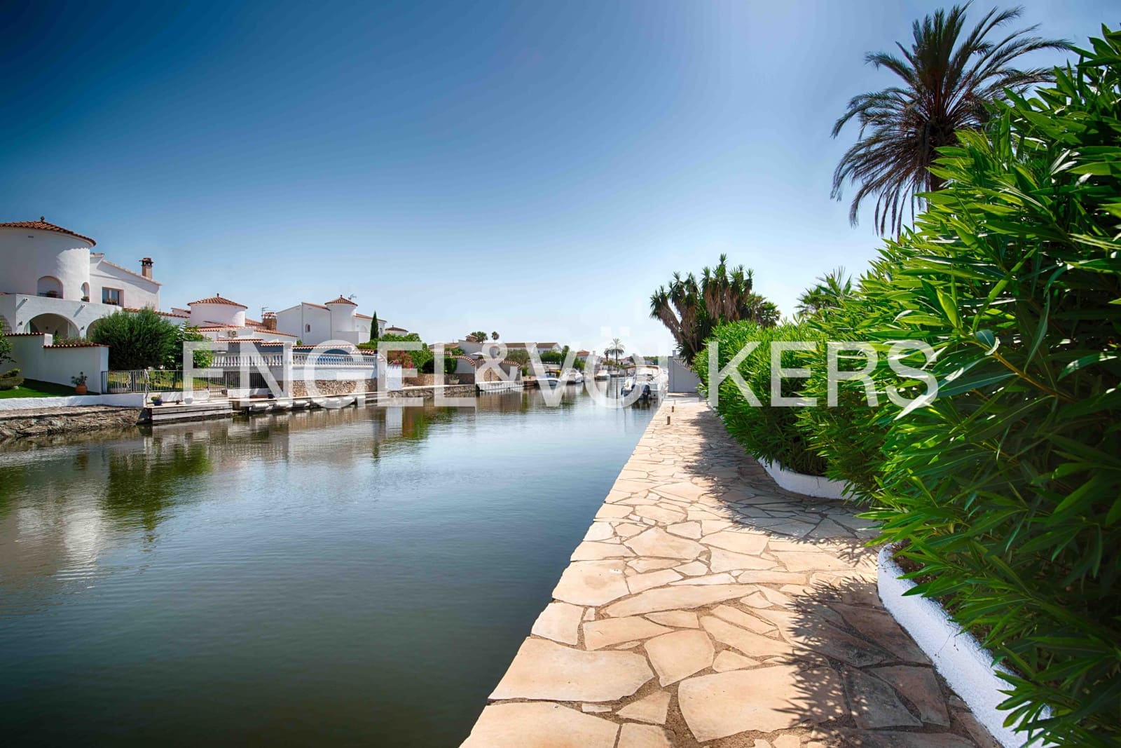 3 soveværelse Villa til salg i Empuriabrava med swimmingpool garage - € 1.950.000 (Ref: 9109410)