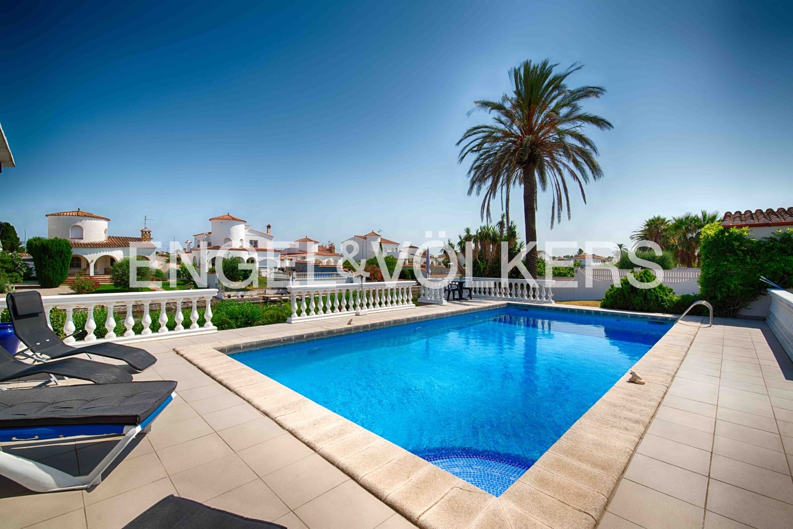 3 soveværelse Villa til salg i Empuriabrava med swimmingpool garage - € 1.950.000 (Ref: 9109410)