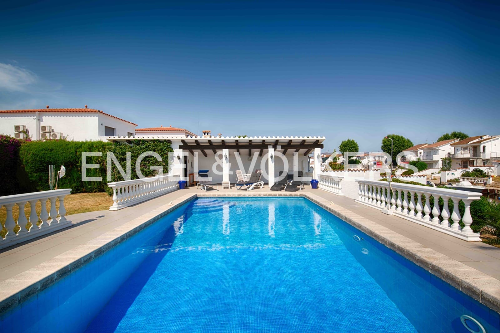 3 soveværelse Villa til salg i Empuriabrava med swimmingpool garage - € 1.950.000 (Ref: 9109410)