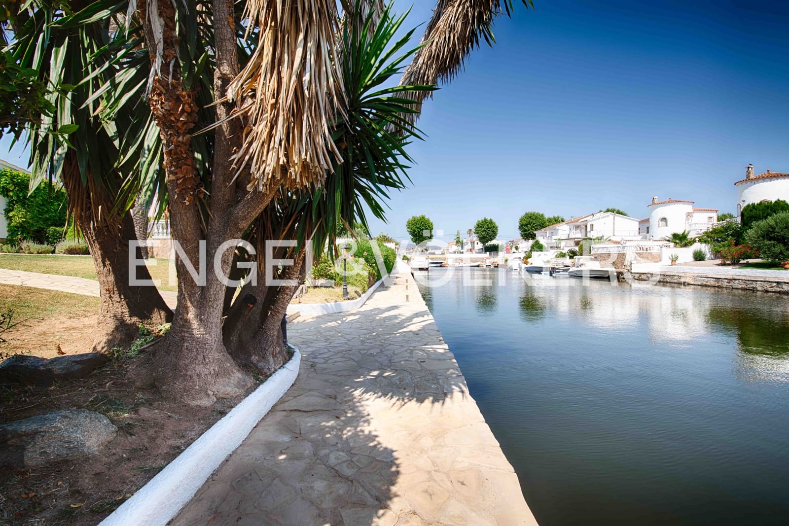 3 soveværelse Villa til salg i Empuriabrava med swimmingpool garage - € 1.950.000 (Ref: 9109410)