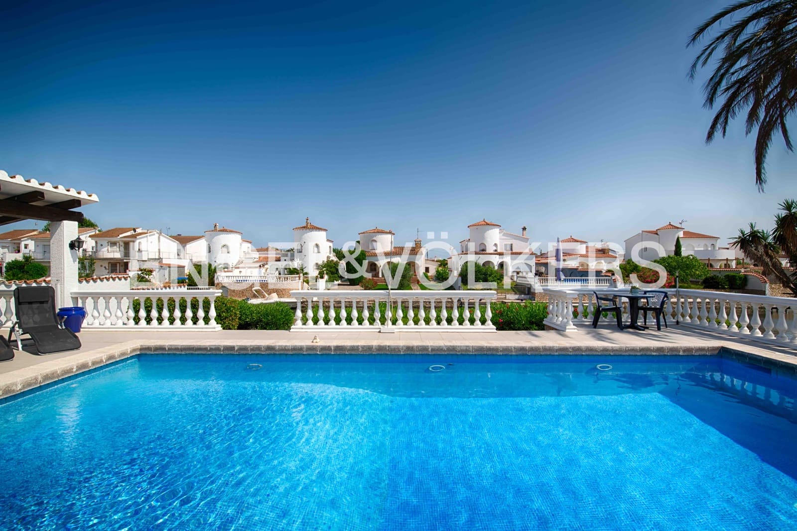 3 soveværelse Villa til salg i Empuriabrava med swimmingpool garage - € 1.950.000 (Ref: 9109410)