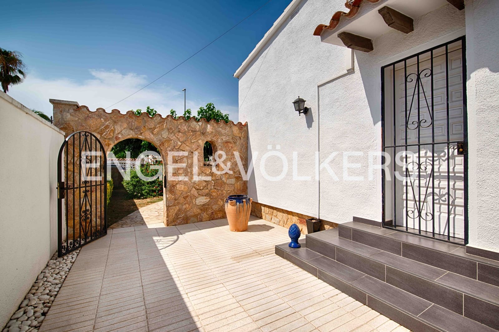 3 soveværelse Villa til salg i Empuriabrava med swimmingpool garage - € 1.950.000 (Ref: 9109410)