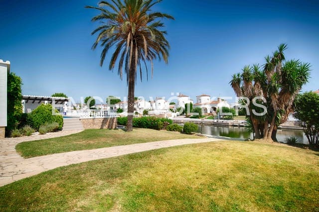 3 makuuhuone Huvila myytävänä paikassa Empuriabrava, Castelló d'Empúries mukana uima-altaan 
autotalli - 1 950 000 € (Ref: 9109410)