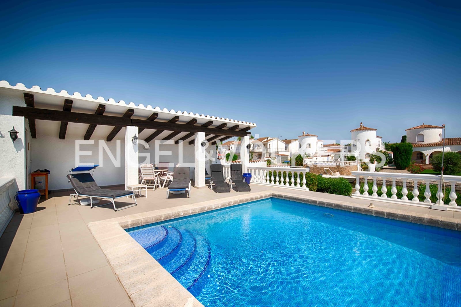 3 soveværelse Villa til salg i Empuriabrava med swimmingpool garage - € 1.950.000 (Ref: 9109410)