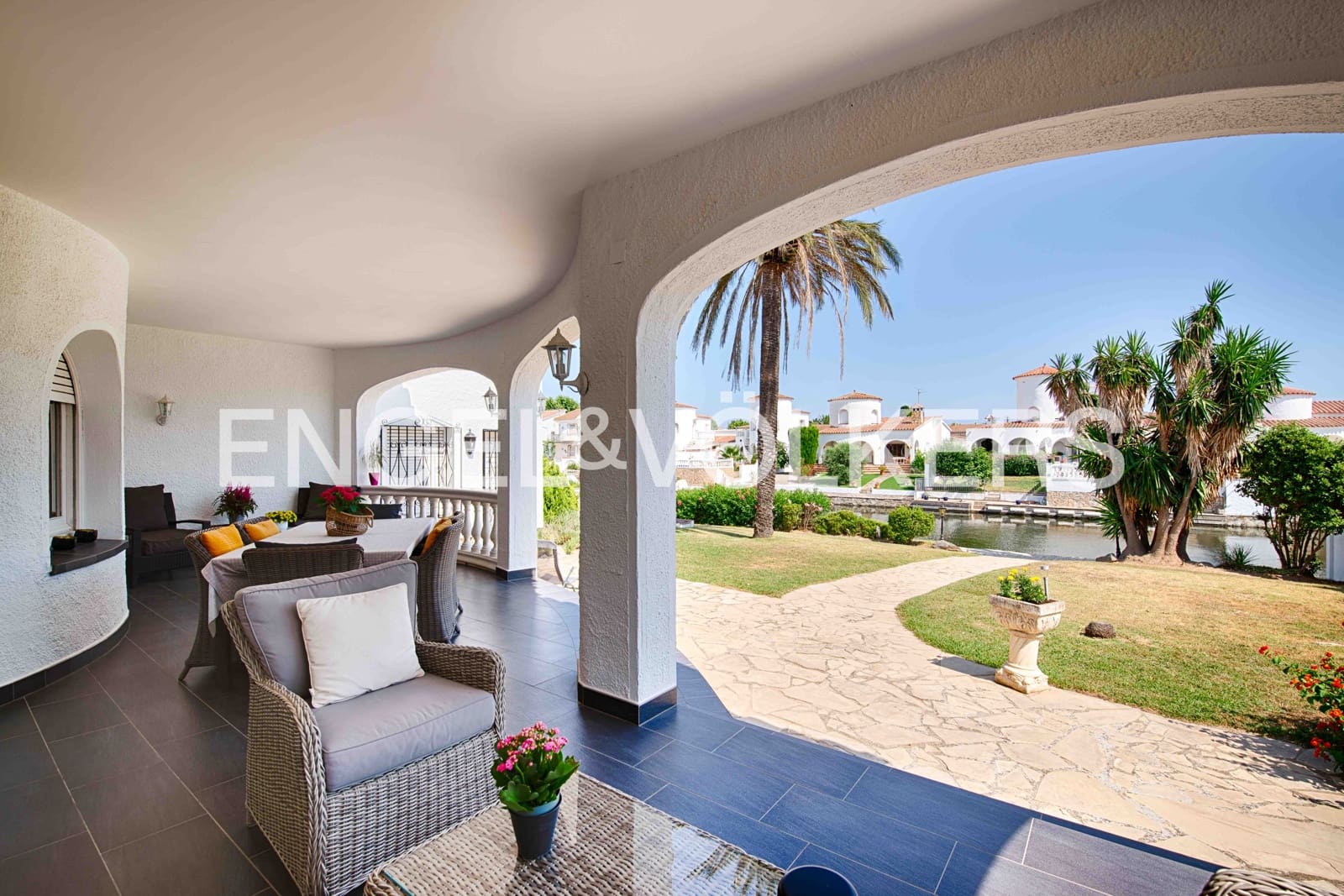 3 soveværelse Villa til salg i Empuriabrava med swimmingpool garage - € 1.950.000 (Ref: 9109410)