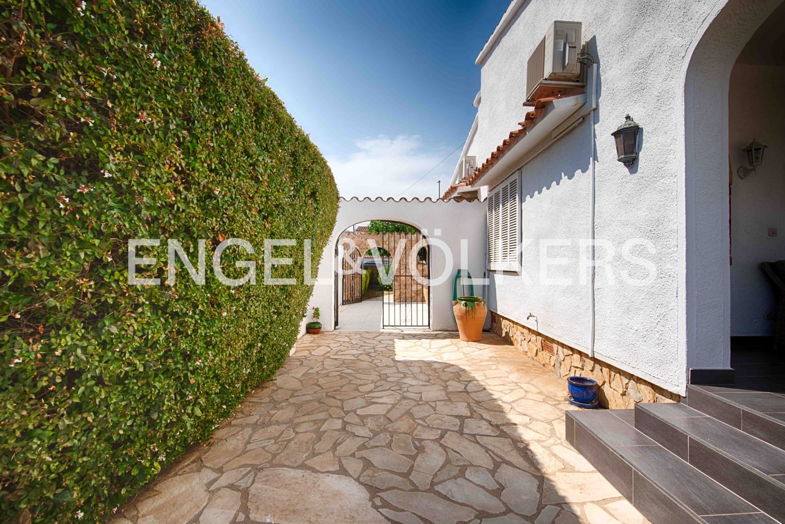 3 soveværelse Villa til salg i Empuriabrava med swimmingpool garage - € 1.950.000 (Ref: 9109410)