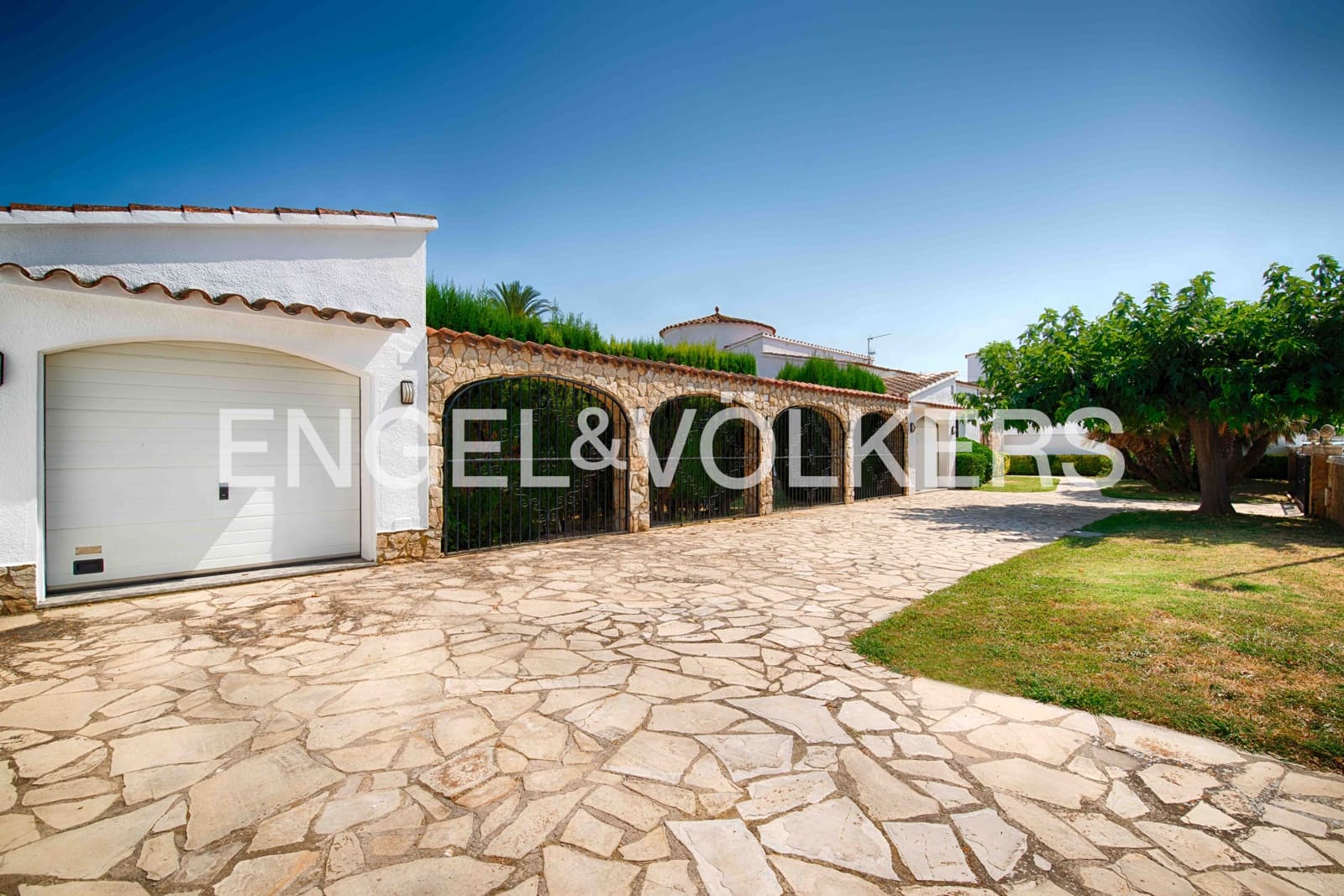 3 soveværelse Villa til salg i Empuriabrava med swimmingpool garage - € 1.950.000 (Ref: 9109410)