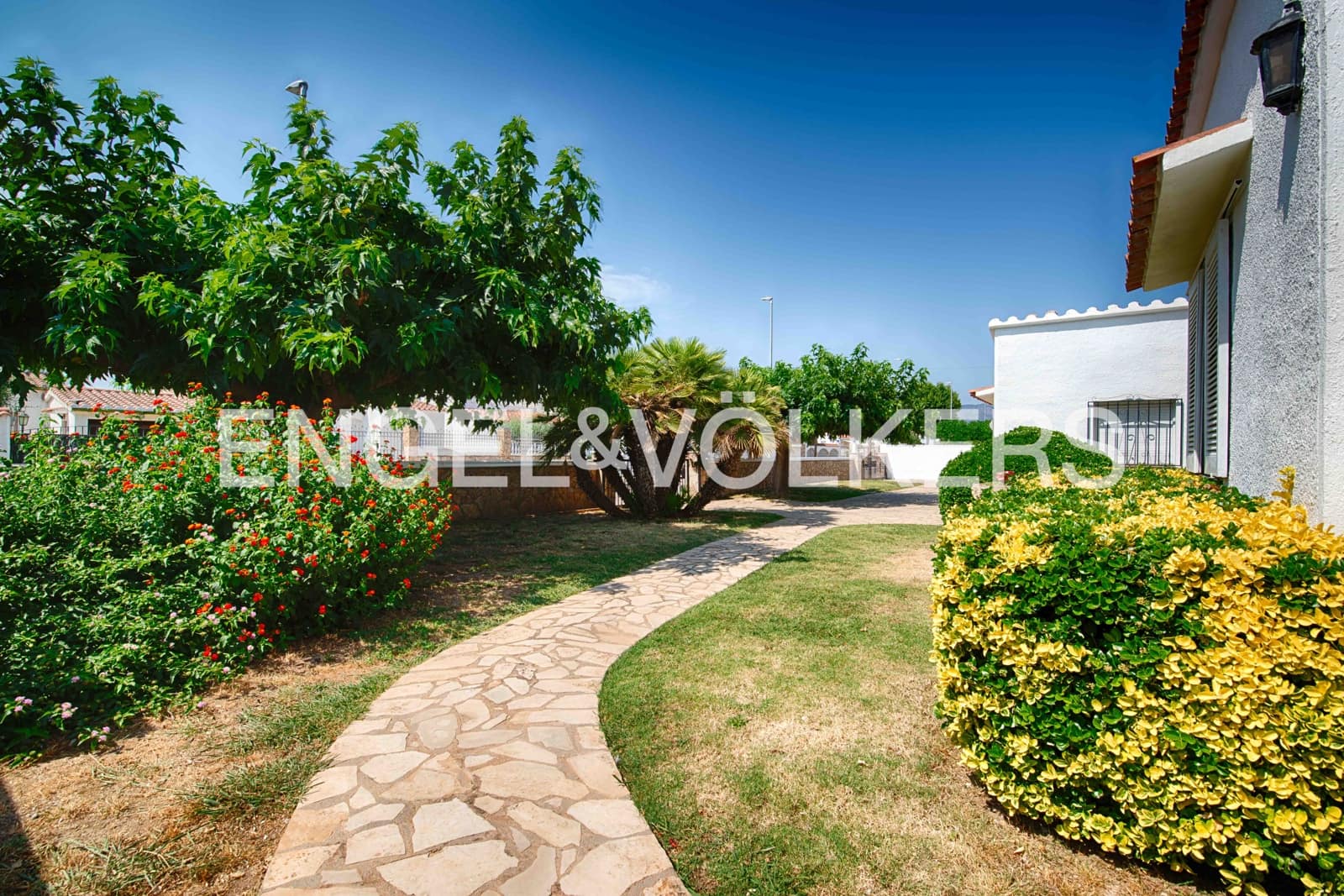 3 soveværelse Villa til salg i Empuriabrava med swimmingpool garage - € 1.950.000 (Ref: 9109410)