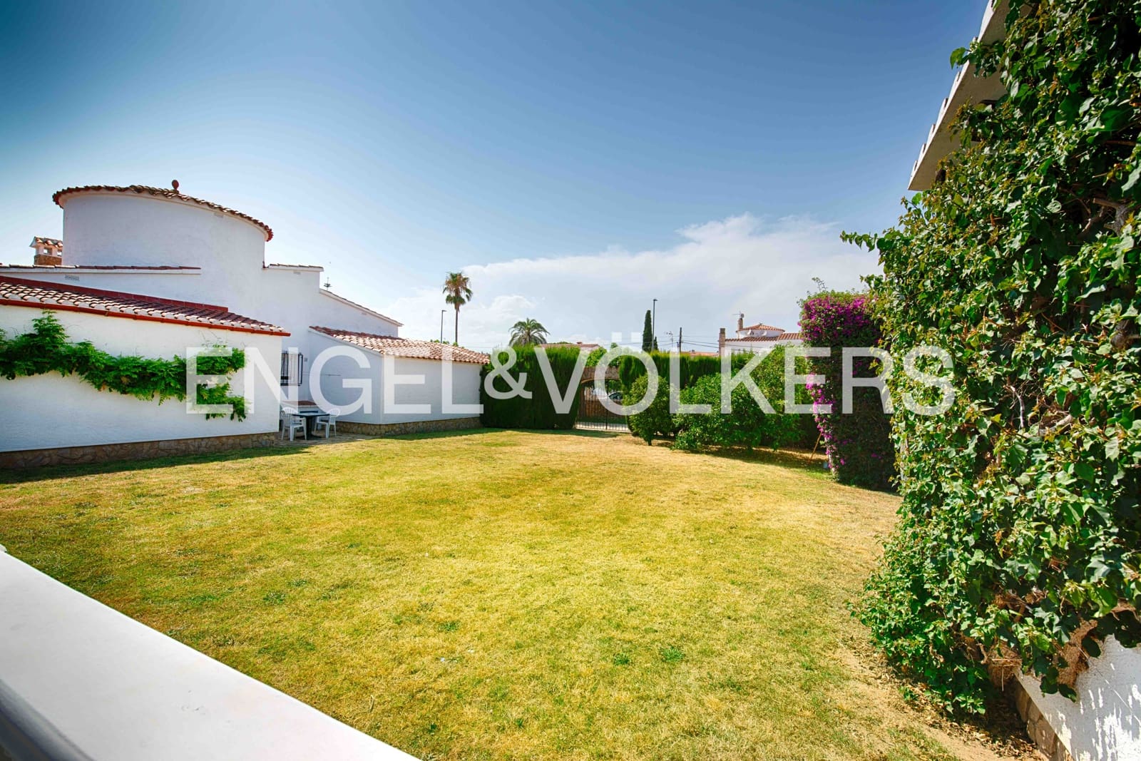 3 soveværelse Villa til salg i Empuriabrava med swimmingpool garage - € 1.950.000 (Ref: 9109410)