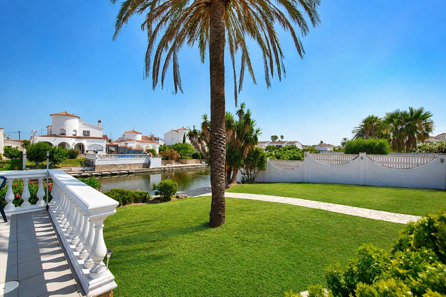 3 bedroom Villa for sale in Empuriabrava with pool garage - € 1,650,000 (Ref: 9109410)