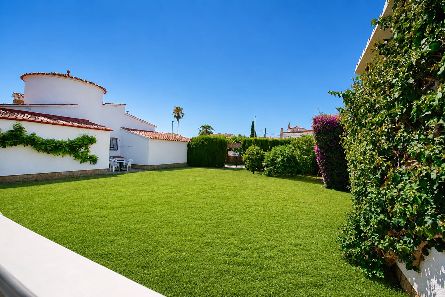 3 bedroom Villa for sale in Empuriabrava with pool garage - € 1,650,000 (Ref: 9109410)