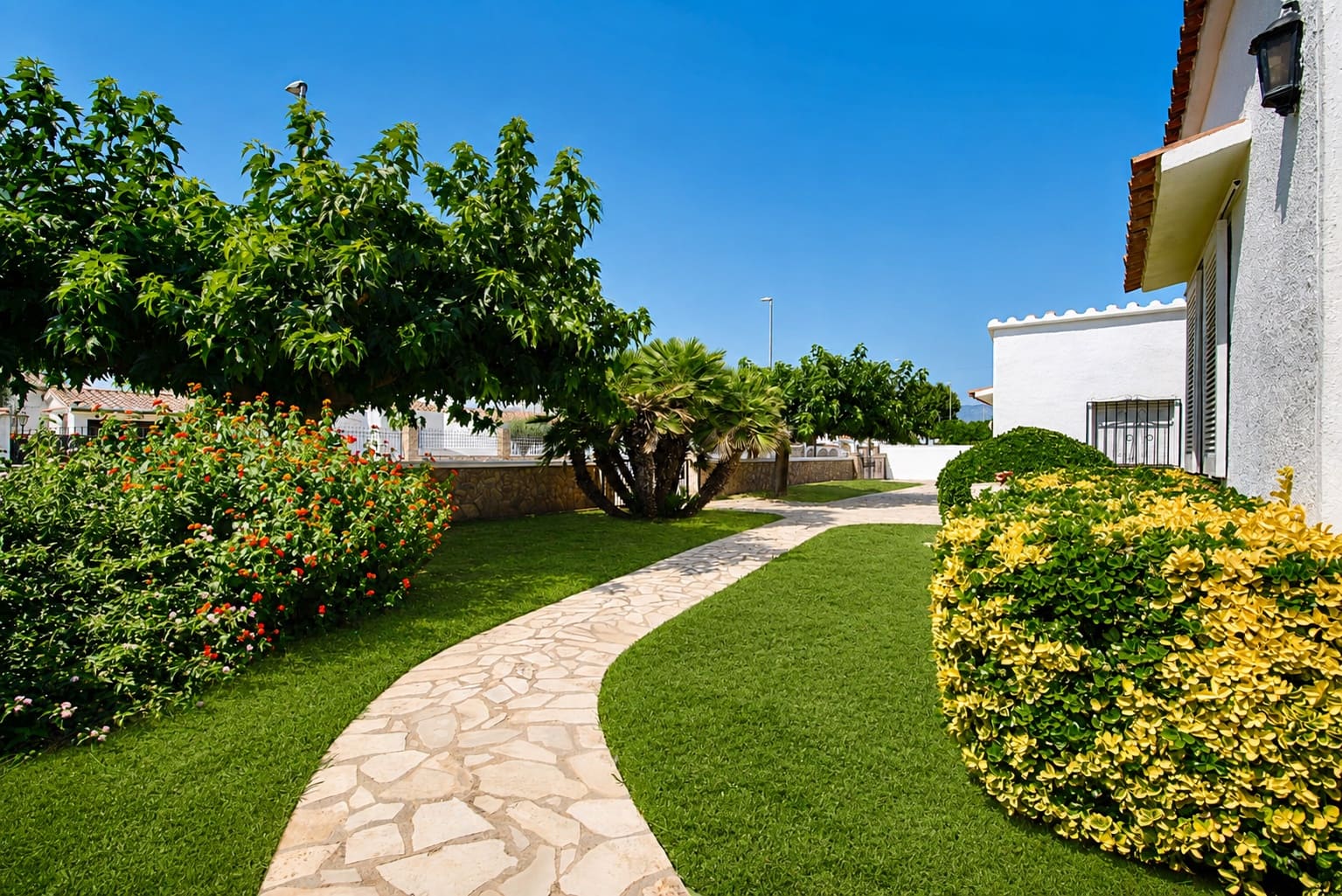 3 bedroom Villa for sale in Empuriabrava with pool garage - € 1,650,000 (Ref: 9109410)