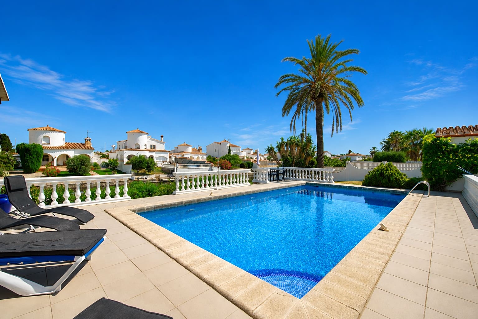 3 bedroom Villa for sale in Empuriabrava with pool garage - € 1,650,000 (Ref: 9109410)
