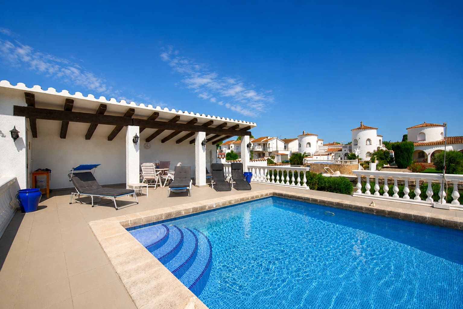 3 bedroom Villa for sale in Empuriabrava with pool garage - € 1,650,000 (Ref: 9109410)