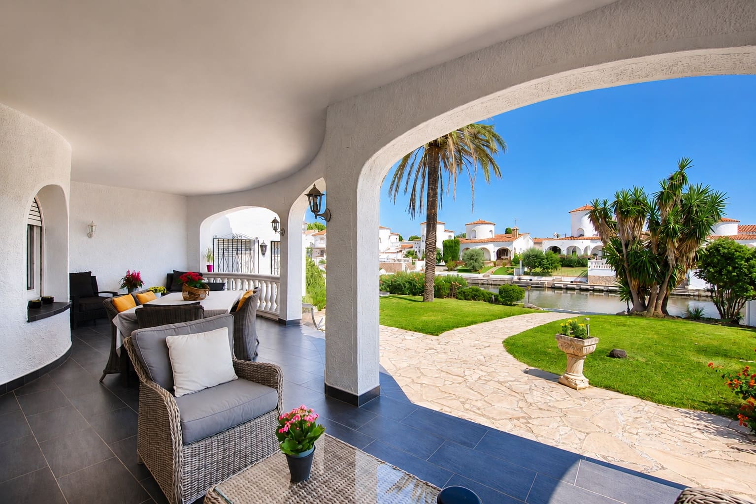 3 bedroom Villa for sale in Empuriabrava with pool garage - € 1,650,000 (Ref: 9109410)