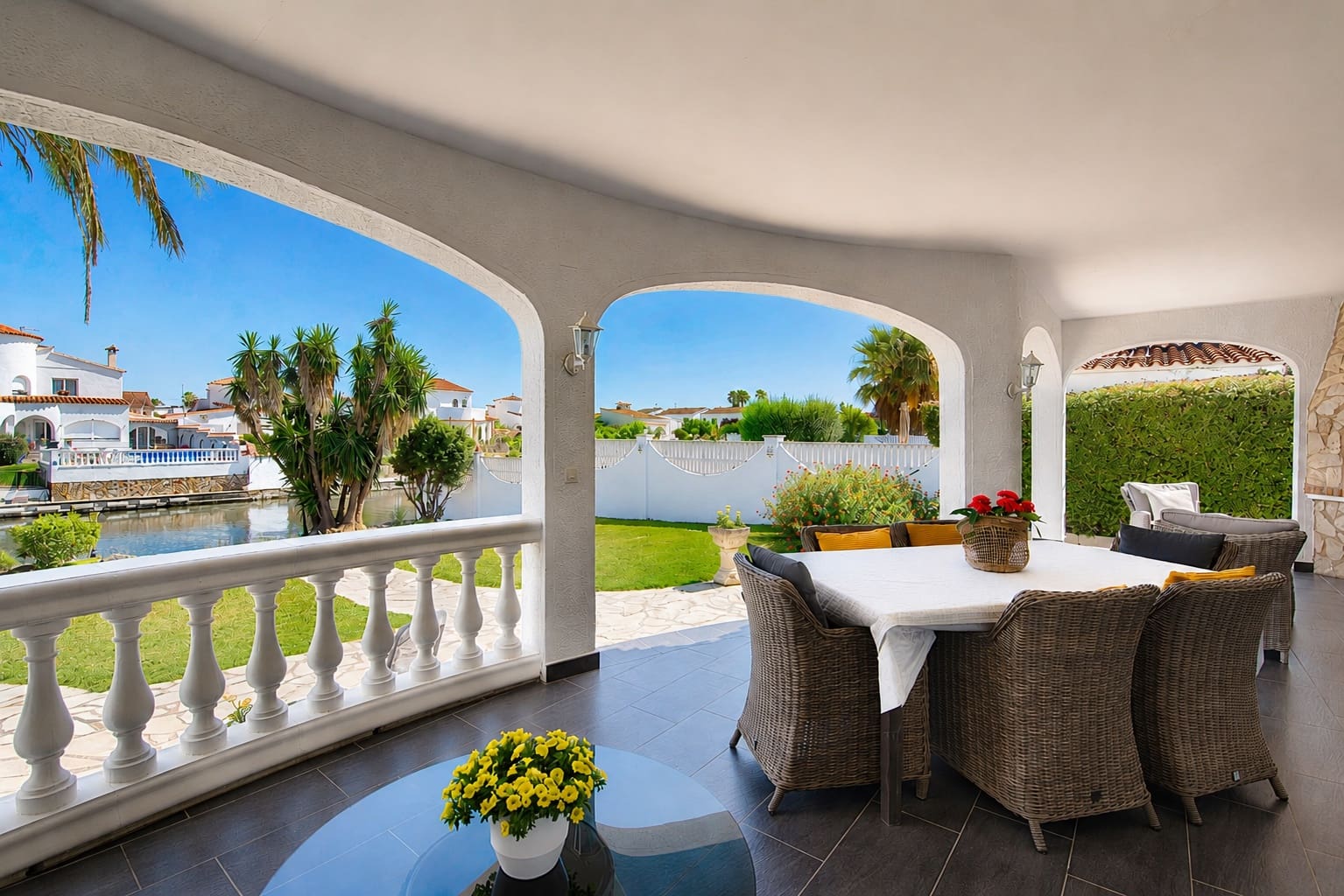 3 bedroom Villa for sale in Empuriabrava with pool garage - € 1,650,000 (Ref: 9109410)