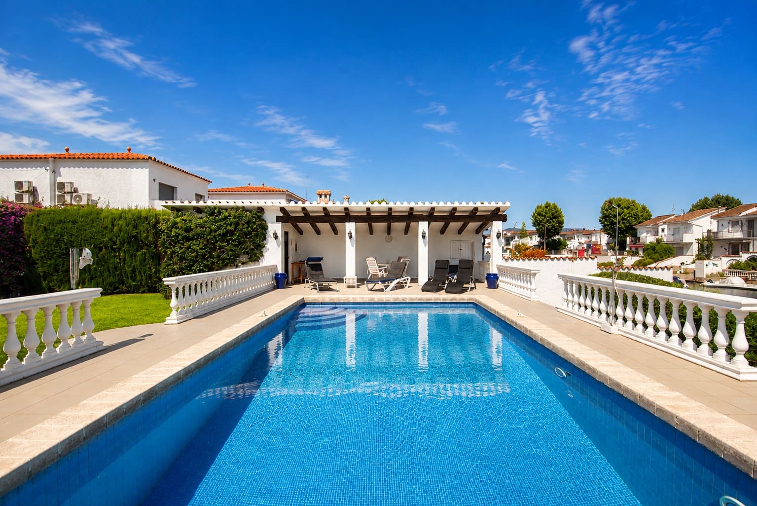 3 bedroom Villa for sale in Empuriabrava with pool garage - € 1,650,000 (Ref: 9109410)