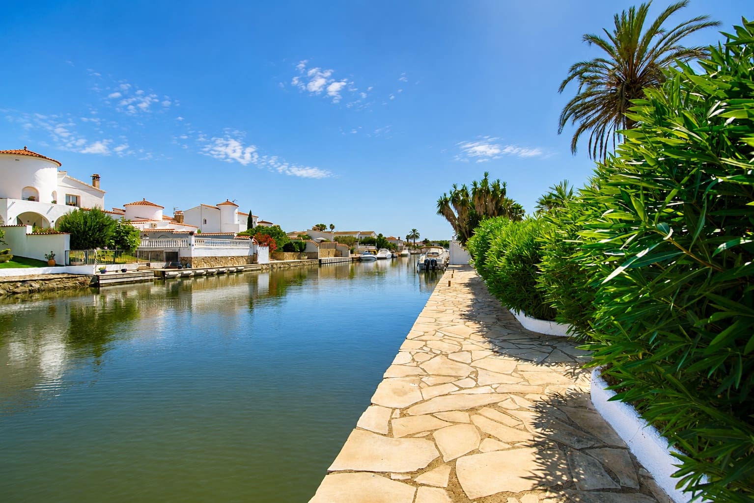 3 bedroom Villa for sale in Empuriabrava with pool garage - € 1,650,000 (Ref: 9109410)