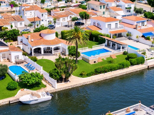 3 soveværelse Villa til salg i Empuriabrava, Castelló d'Empúries med swimmingpool garage - € 1.650.000 (Ref: 9109410)
