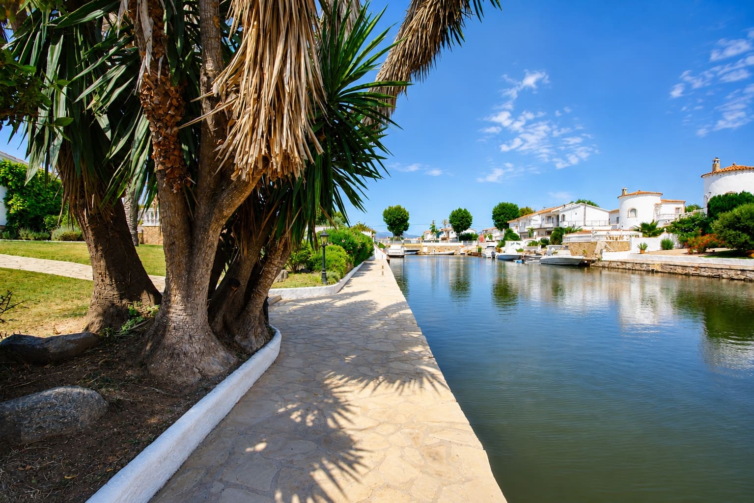3 bedroom Villa for sale in Empuriabrava with pool garage - € 1,650,000 (Ref: 9109410)