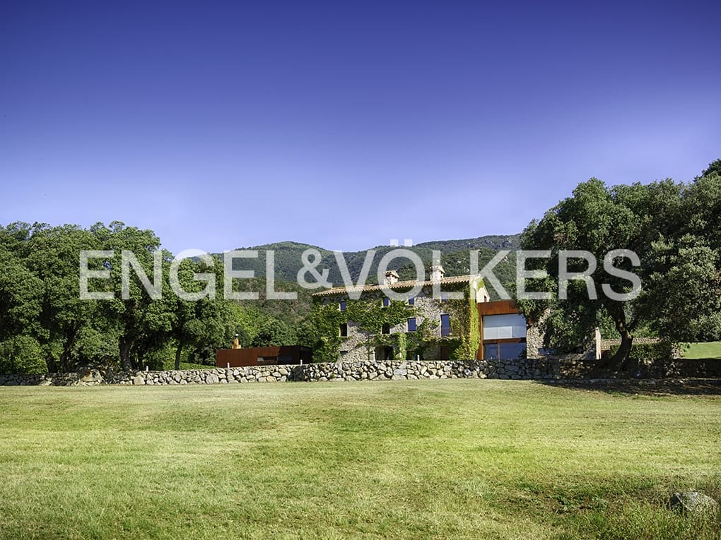 10 chambre Finca/Maison de Campagne à vendre à Macanet de Cabrenys avec garage - 2 700 000 € (Ref: 9113120)