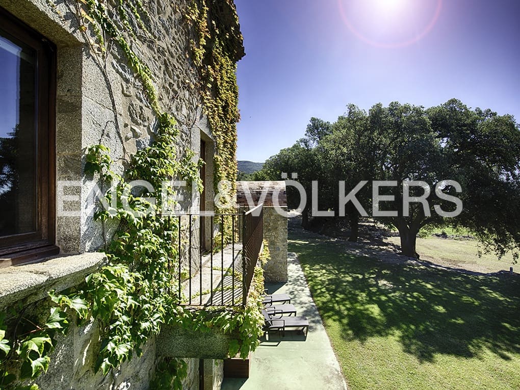 10 chambre Finca/Maison de Campagne à vendre à Macanet de Cabrenys avec garage - 2 700 000 € (Ref: 9113120)