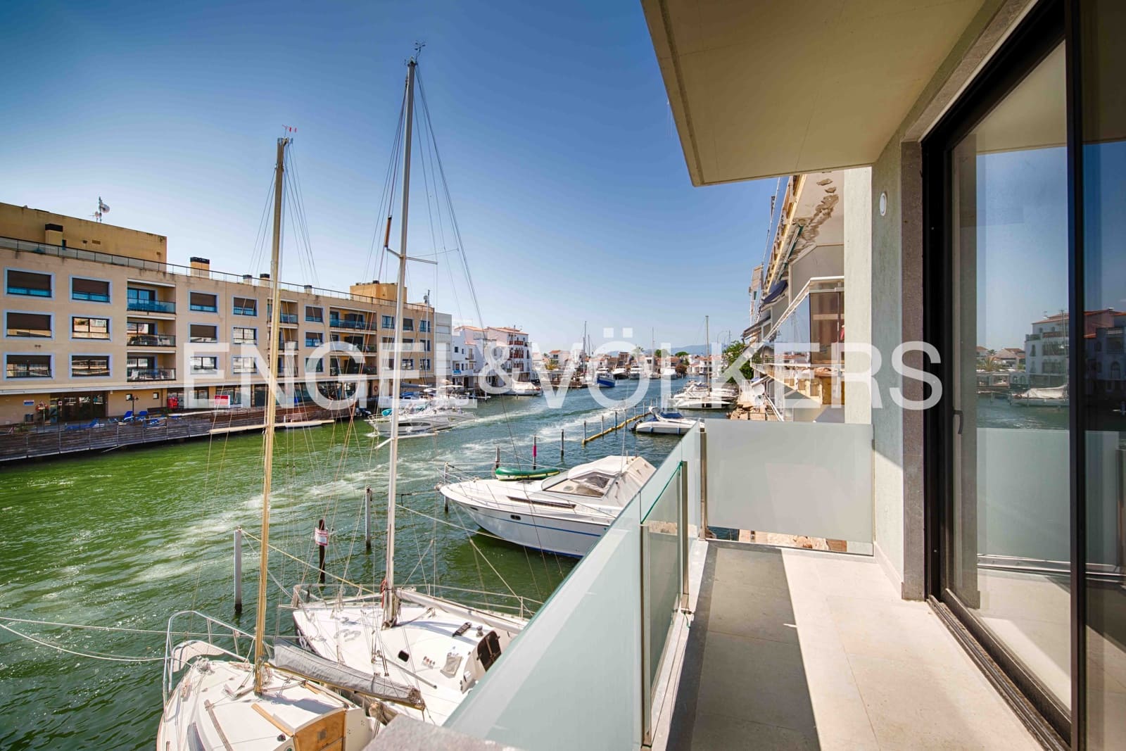 3 soveværelse Rækkehus til salg i Empuriabrava med garage - € 620.000 (Ref: 9123585)