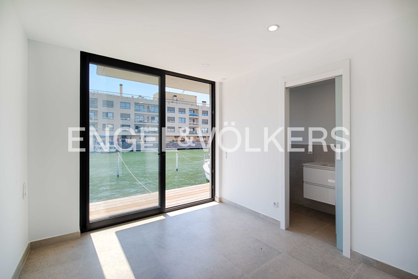 4 soveværelse Rækkehus til salg i Empuriabrava med garage - € 670.000 (Ref: 9123915)