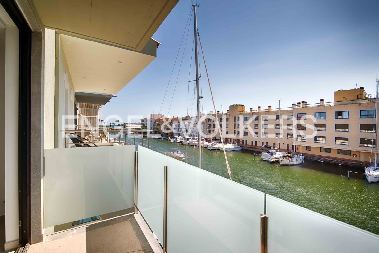 4 soveværelse Rækkehus til salg i Empuriabrava med garage - € 670.000 (Ref: 9123915)