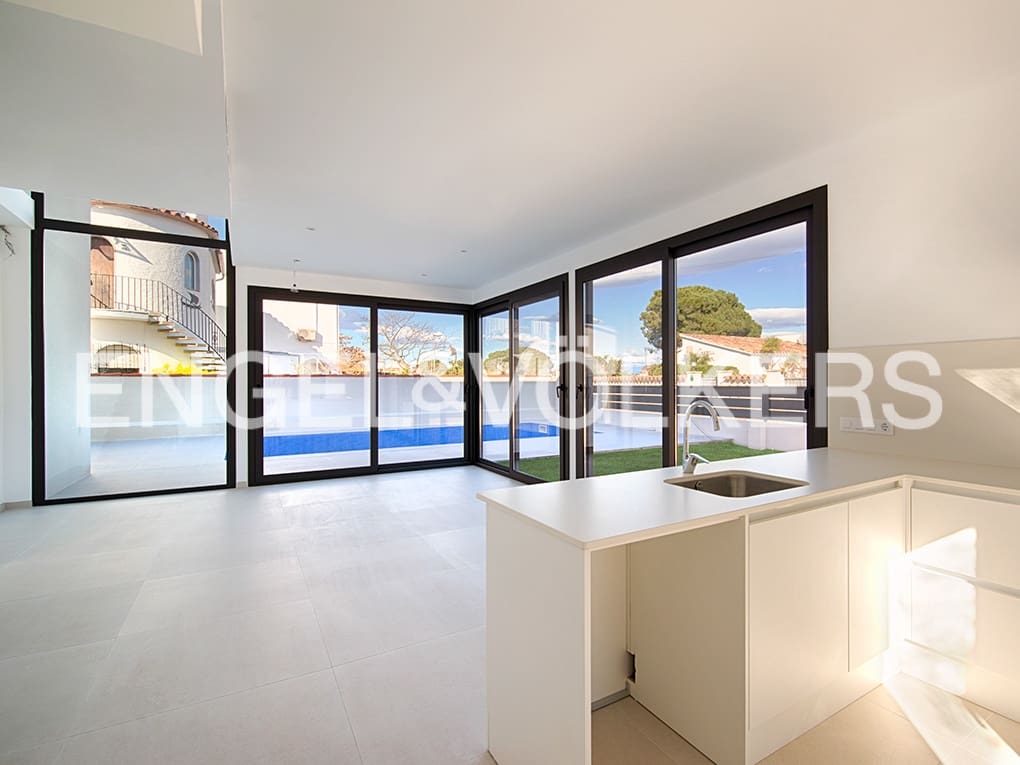 4 quarto Moradia em Banda para venda em Empuriabrava com piscina garagem - 739 000 € (Ref: 9162667)