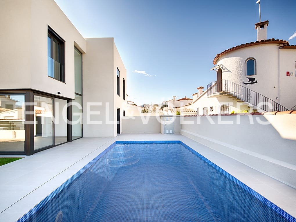 4 quarto Moradia em Banda para venda em Empuriabrava com piscina garagem - 739 000 € (Ref: 9162667)