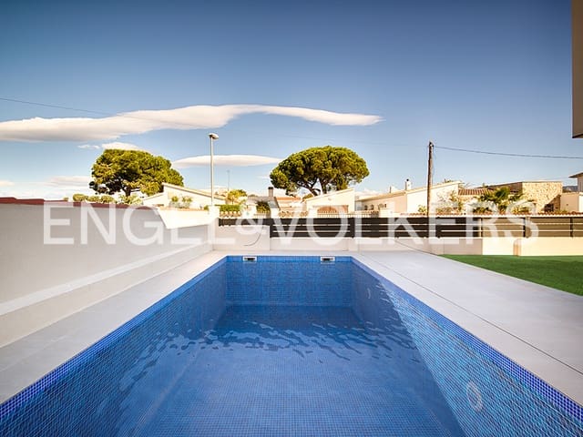 4 bedroom Terraced Villa for sale in Empuriabrava, Castelló d'Empúries with pool garage - € 739,000 (Ref: 9162667)