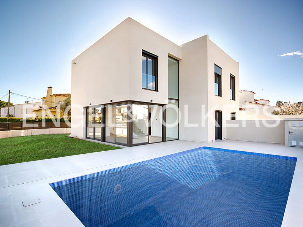 4 slaapkamer Rijtjeshuis te koop in Empuriabrava met zwembad garage - € 725.000 (Ref: 9162667)