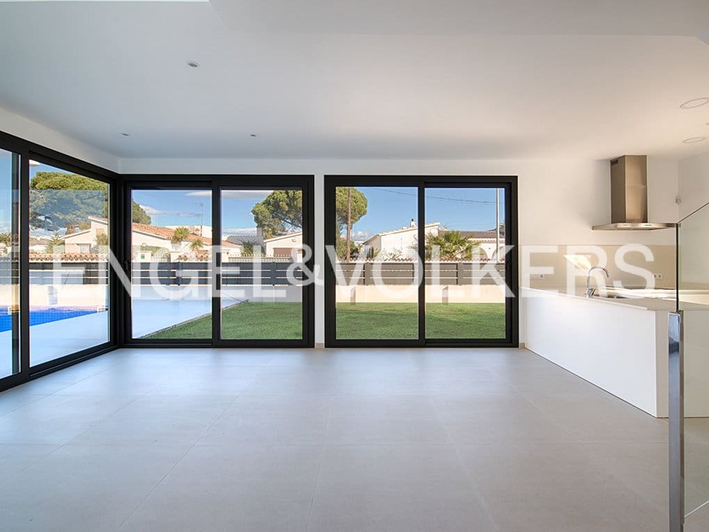4 slaapkamer Rijtjeshuis te koop in Empuriabrava met zwembad garage - € 725.000 (Ref: 9162667)
