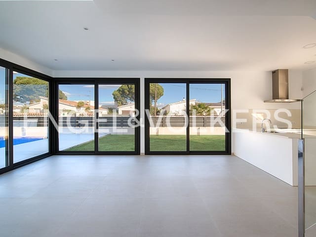 4 slaapkamer Rijtjeshuis te koop in Empuriabrava, Castelló d'Empúries met zwembad garage - € 725.000 (Ref: 9162667)