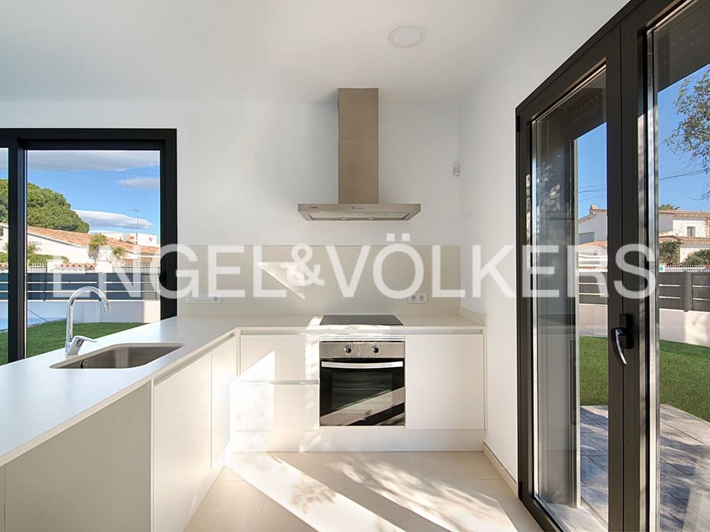 4 slaapkamer Rijtjeshuis te koop in Empuriabrava met zwembad garage - € 725.000 (Ref: 9162667)