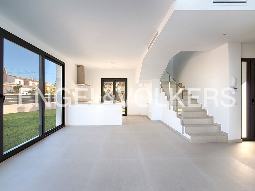4 slaapkamer Rijtjeshuis te koop in Empuriabrava met zwembad garage - € 725.000 (Ref: 9162667)