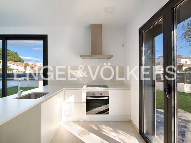 4 slaapkamer Rijtjeshuis te koop in Empuriabrava, Castelló d'Empúries met zwembad garage - € 725.000 (Ref: 9162667)