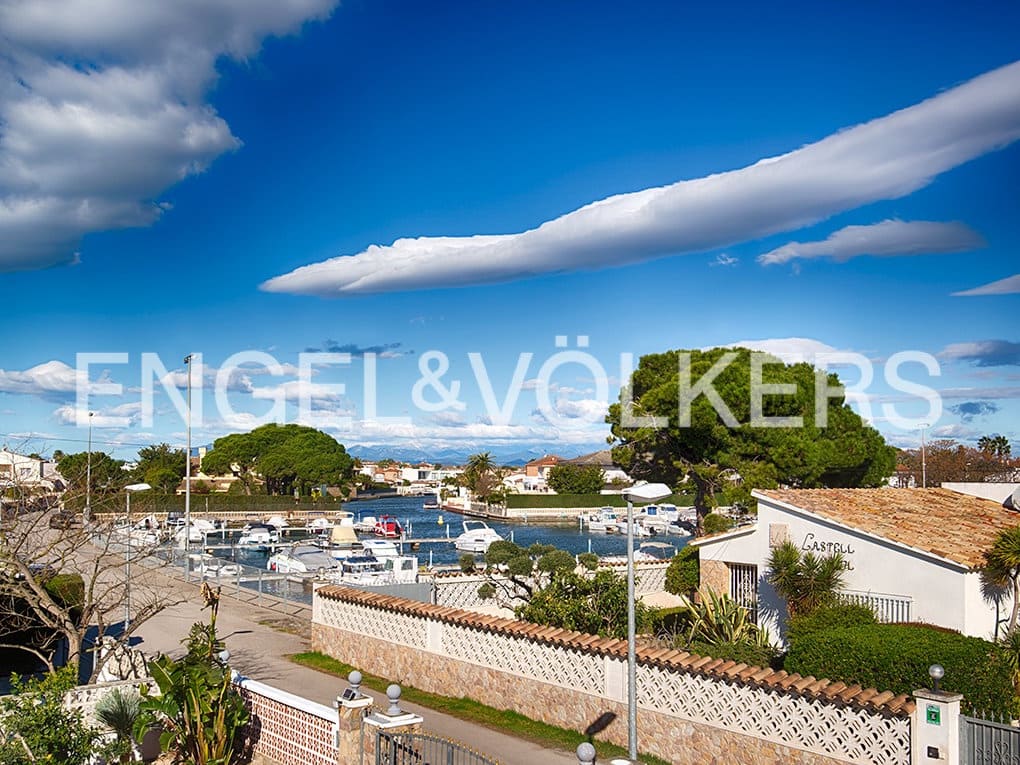 4 slaapkamer Rijtjeshuis te koop in Empuriabrava met zwembad garage - € 725.000 (Ref: 9162667)