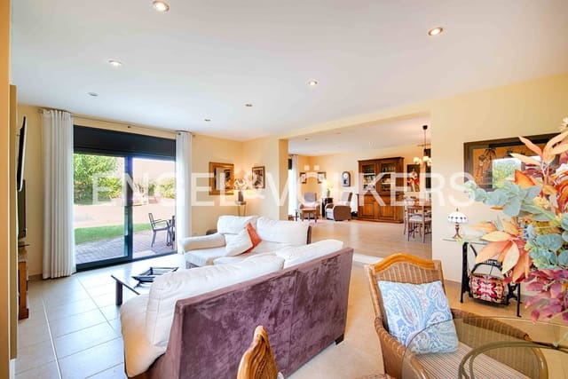 8 Zimmer Villa zu verkaufen in Pedret i Marzà mit Pool Garage - 895.000 € (Ref: 9187468)