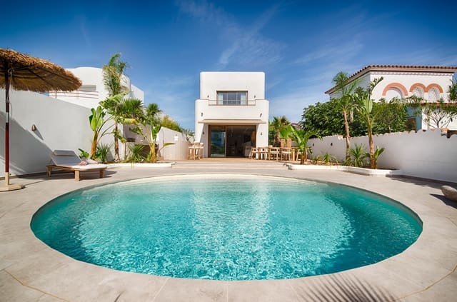 4 soveværelse Villa til salg i Empuriabrava, Castelló d'Empúries med swimmingpool garage - € 1.890.000 (Ref: 9256380)