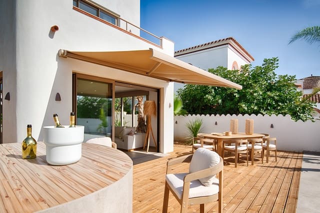 4 soveværelse Villa til salg i Empuriabrava, Castelló d'Empúries med swimmingpool garage - € 1.890.000 (Ref: 9256380)