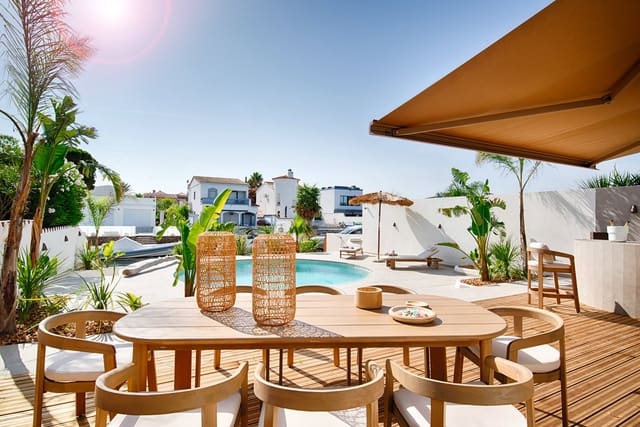 4 soverom Villa til salgs i Empuriabrava, Castelló d'Empúries med svømmebasseng garasje - € 1 890 000 (Ref: 9256380)