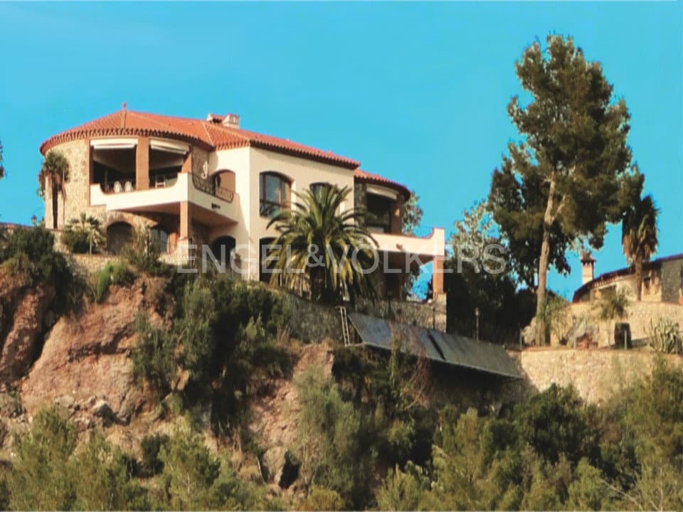 12 soveværelse Finca/Landehus til salg i Darnius med swimmingpool garage - € 3.500.000 (Ref: 9271776)