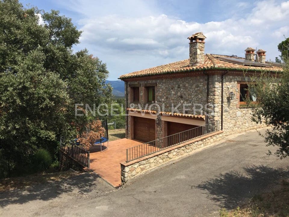 12 soveværelse Finca/Landehus til salg i Darnius med swimmingpool garage - € 3.500.000 (Ref: 9271776)