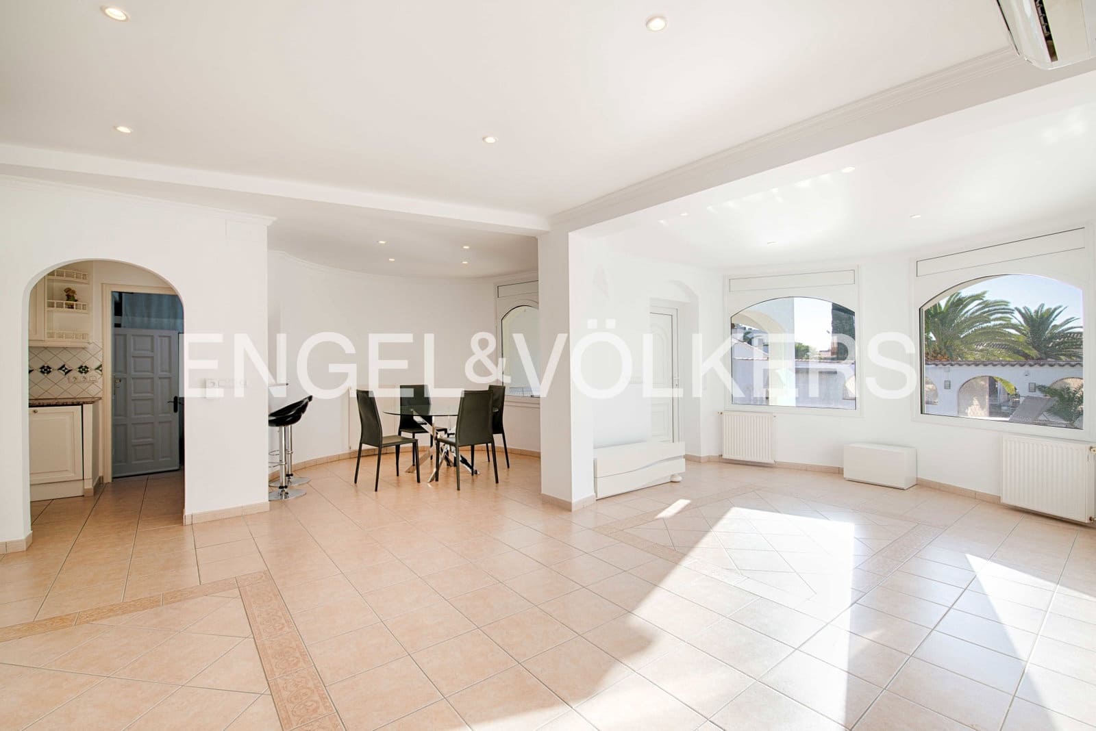 6 sovrum Villa till salu i Empuriabrava med pool garage - 1 050 000 € (Ref: 9283556)